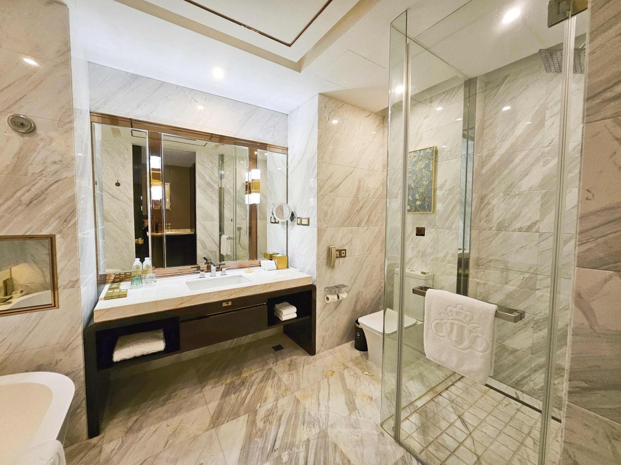 Royal Garden Hotel Shanghai-Free Shuttle To And From Disney & Pvg & Close Metro Line2 Easy To Sha New Expo Exteriör bild