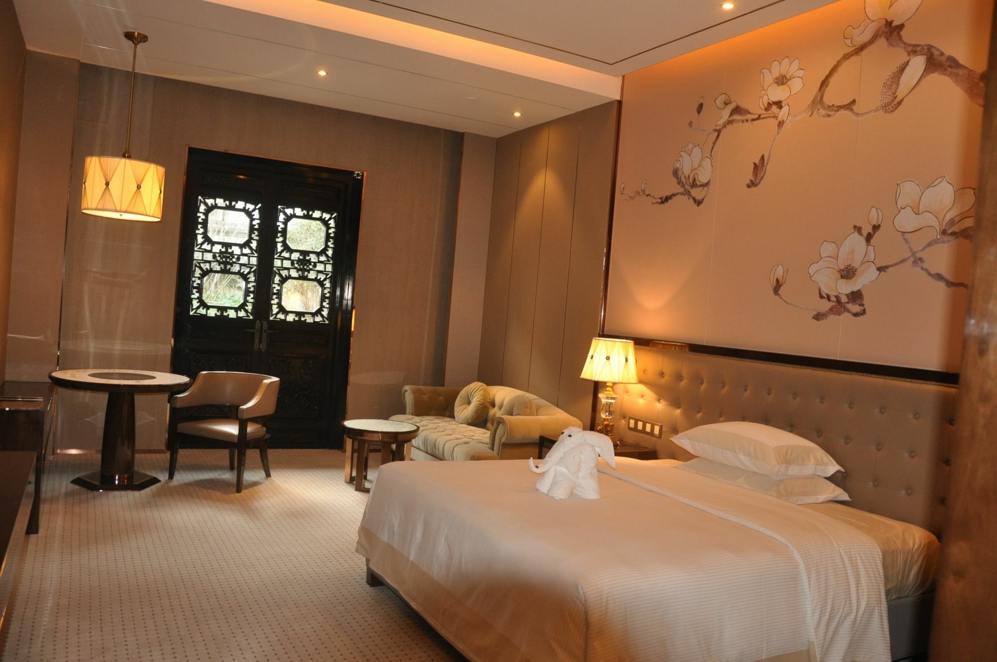 Royal Garden Hotel Shanghai-Free Shuttle To And From Disney & Pvg & Close Metro Line2 Easy To Sha New Expo Exteriör bild