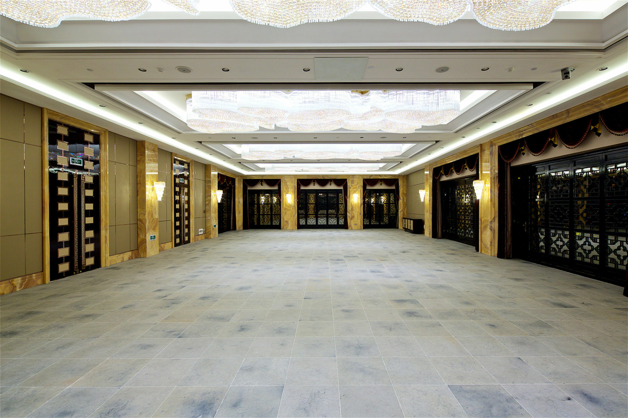 Royal Garden Hotel Shanghai-Free Shuttle To And From Disney & Pvg & Close Metro Line2 Easy To Sha New Expo Exteriör bild